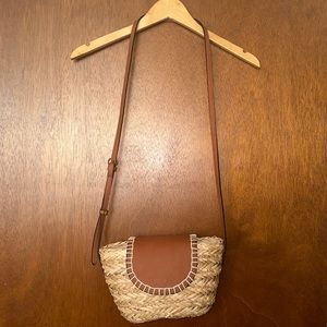 NWOT Universal Thread Adjustable Straw Bag